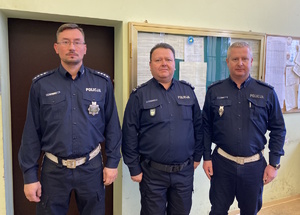na zdjęciu komendant powiatowy policji w tarnowskich górach, po jego prawej stronie nowy naczelnik wydziału ruchu drogowego, a po jego lewej nowy zastępca naczelnika wydziału ruchu drogowego w tarnowskich górach