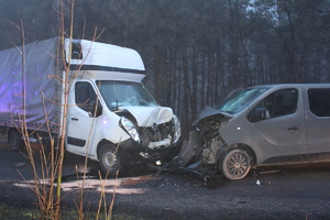 na zdjęciu dostawczy i osobowy bus z rozbitymi przodami, stoją przodem do siebie, po czołowym zderzeniu na jezdni