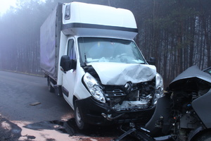 na zdjęciu rozbity przód dostawczego busa