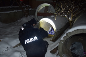 na zdjęciu policjanci sprawdzają miejsce przebywania osób bezdomnych