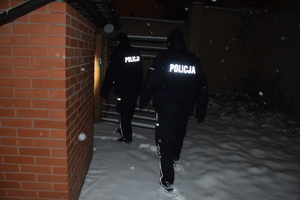 na zdjęciu policjanci sprawdzają miejsce przebywania bezdomnych