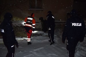 na zdjęciu policjanci i ratownicy sprawdzają miejsca przebywania bezdomnych
