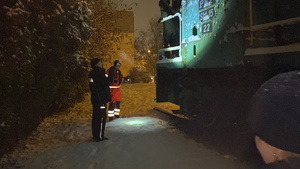 na zdjęciu policjanci sprawdzają miejsca przebywania bezdomnych