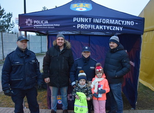na zdjęciu policjant i policjantka w namiocie profilaktycznym a z nimi dzieci i ich rodzice
