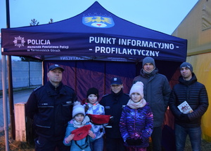 na zdjęciu policjant i policjantka w namiocie profilaktycznym a z nimi dzieci i ich rodzice