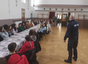 na zdjęciu policjant w trakcie spotkania z wolontariuszami