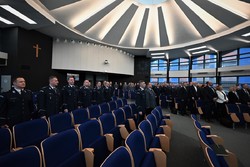 na zdjęciu rotunda komendy wojewódzkiej, na miejscach siedzących policjanci