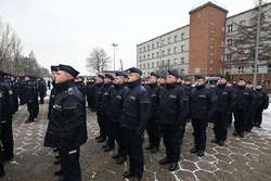 na zdjęciu policjanci stojący w pododdziale w trakcie uroczystości
