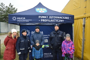na zdjęciu policjanci wraz z dziećmi ich rodzicami przed namiotem informacyjnym