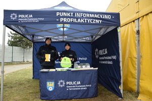 na zdjęciu policjant i policjantka w namiocie informacyjnym