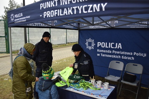 na zdjęciu policjant i policjantka w namiocie informacyjnym, w trakcie spotkania z dziećmi