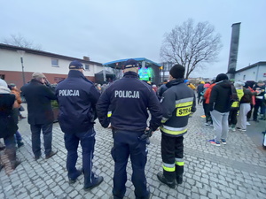 na zdjęciu policjanci i strażak w trakcie zabezpieczenia finału wielkiej orkiestry świątecznej pomocy