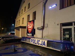 na zdjęciu neon policyjnego radiowozu, a za nim logo wielkiej orkiestry świątecznej pomocy