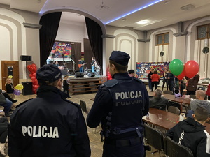 na zdjęciu policjanci w sali widowiskowej