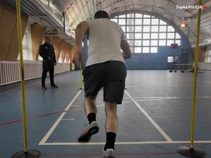 na zdjęciu osoba na sali gimnastycznej w trakcie ćwiczeń na torze przeszkód