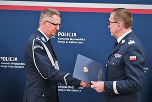 na zdjęciu komendant wojewódzki gratuluje swojemu nowemu zastępcy