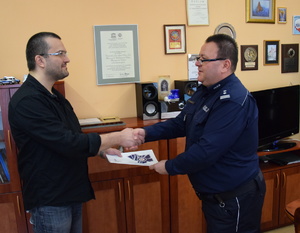 na zdjęciu komendant powiatowy policji dziękuje odchodzącemu na emeryturę podinspektorowi