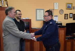 na zdjęciu komendant powiatowy policji dziękuje za służbę odchodzącemu na emeryturę aspirantowi
