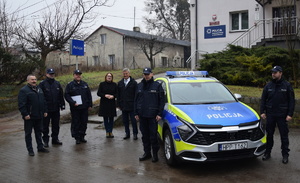 na zdjęciu przed budynkiem komisariatu, policjanci i przedstawiciele gminy zborsławice w trakcie uroczystości przekazania radiowozu