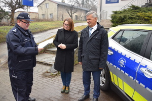 na zdjęciu komendant powiatowy policji dziękuje przedstawicielom gminy zbrosławice
