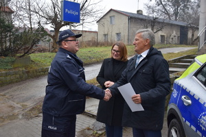 na zdjęciu komendant powiatowy policji dziękuje przedstawicielom gminy zbrosławice