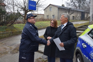 na zdjęciu komendant powiatowy policji dziękuje przedstawicielom gminy zbrosławice
