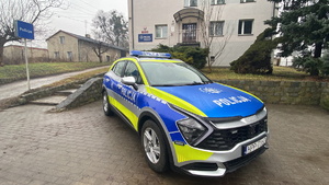 na zdjęciu policyjny radiowóz zaparkowany przed budynkiem komisariatu