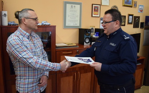 na zdjęciu komendant powiatowy dziękuje za służbę odchodzącemu na emeryturę policjantowi