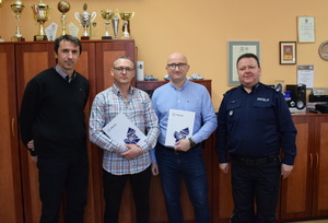 na zdjęciu od lewej komendant Olczyk z Kalet, następnie odchodzący na emeryturę Woś i Pogoda, następnie komendant powiatowy