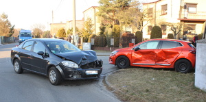 na zdjęciu dwa samochodu uczestniczące w wypadku na skrzyżowaniu