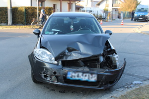 na zdjęciu czarny samochód osobowy z rozbitym przodem na ulicy