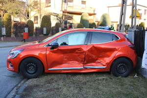 na zdjęciu samochód osobowy koloru pomarańczowego z rozbitym bokiem samochodu