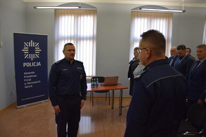 na zdjęciu naczelnik wydziału prewencji składający meldunek zastępcy komendanta wojewódzkiego w sali narad komendy