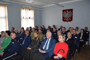 na zdjęciu zaproszeni goście oraz policjanci siedzący na krzesłach w sali narad w trakcie odprawy