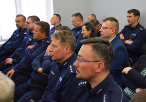 na zdjęciu policjanci w mundurach w trakcie narady rocznej, siedzący na widowni
