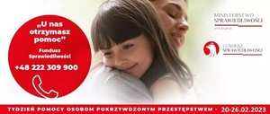 Na zdjęciu widać dziewczynkę tulącą się do matki. Na czerwonym tle widnieje napis:  „U nas otrzymasz pomoc Fundusz sprawiedliwości +48 222 309 900&quot;. Na dole na czerwonym tle napis „Tydzień Pomocy Osobom Pokrzywdzonym Przestępstwem 20-26.02.2022&quot;. W prawej części logo funduszu sprawiedliwości
