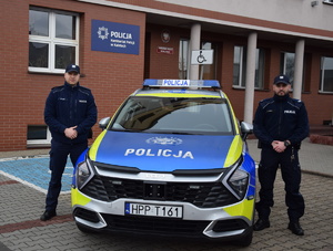 na zdjęciu policjanci przy nowym radiowozie przed budynkiem komisariatu