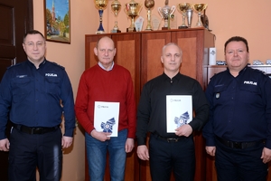 na zdjęciu od lewej komendant komisariatu w radzionkowie, następnie policyjni emeryci i komendant powiatowy