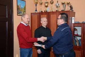 na zdjęciu komendant powiatowy w trakcie uścisku dłoni z odchodzącym na emeryturę dyżurnym z radzionkowa