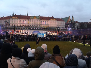 zdjęcie przedstawia Zamek Królewskich w Warszawa, przed którym zgromadziło się dużo osób