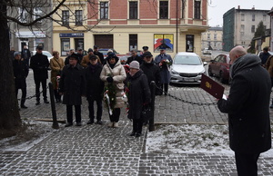 na zdjęciu delegacje kwiatowe w trakcie składania kwiatów pod pamiątkową tablica przy kościele św. piotra i pawła