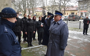 na zdjęciu komendant powiatowy policji i dyrektor aresztu śledczego w trakcie oddawania honoru pod pamiątkową tablicą