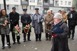na zdjęciu przedstawicielka rodziny katyńskiej w trakcie przemowy wokół której stoją osoby, między innymi komendant powiatowy policji
