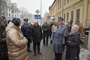 na zdjęciu osoby na chodniku w trakcie przemówień