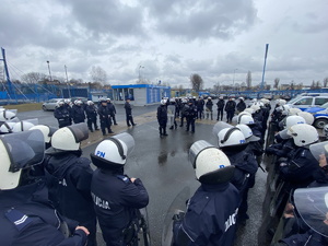 na zdjęciu policjanci z białymi kaskami na głowie w trakcie zbiórki