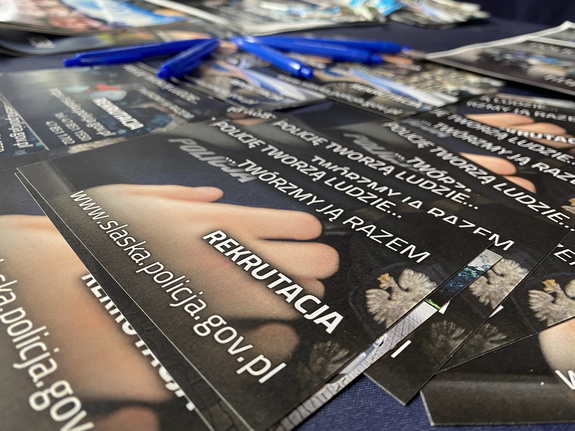 na zdjęciu ulotki z napisem: policję tworzą ludzie... twórzmy ją razem, rekrutacja oraz adres strony internetowej www.slaska.policja.gov.pl