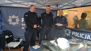 na zdjęciu dzielnicowi wraz z przedstawicielem Komendy Wojewódzkiej Policji w Katowicach stojący wewnątrz policyjnego namiotu