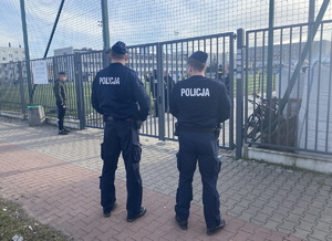 na zdjęciu policjanci przed wejściem na stadion w radzionkowie