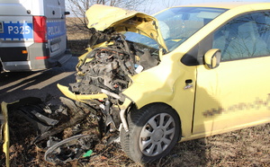 na zdjęciu żółty samochód osobowy z rozbitym przodem