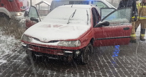 na zdjęciu czerwony samochód renault, którym kierował nietrzeźwy mężczyzna